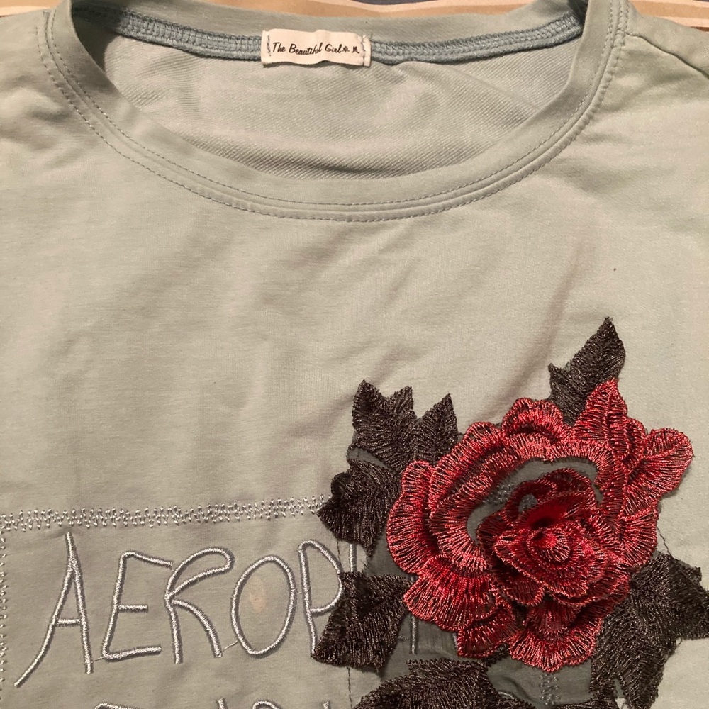 Top like new with flower